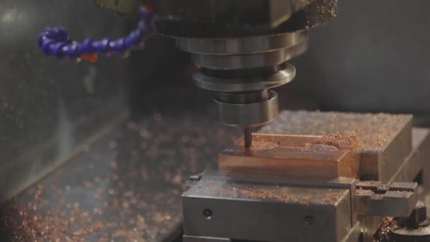 Usinage CNC de pièces métalliques. Broyage de pièces sur une machine CNC. Fraisage de pièces métalliques. — Video