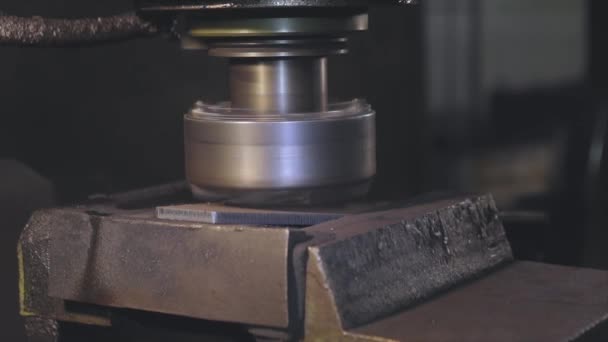 Frezowanie metalowej części na maszynie, jasne iskry z metalowej części. Iskry z obróbki części metalowych — Wideo stockowe