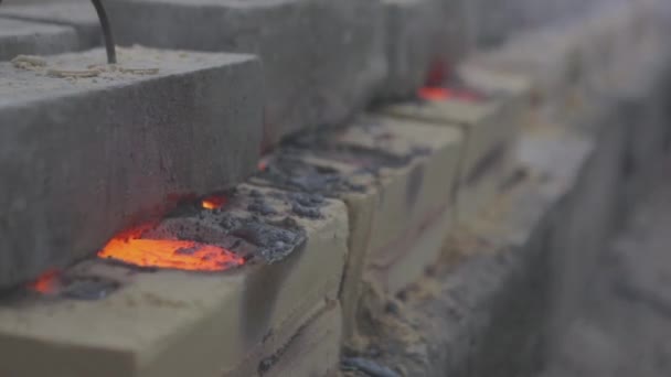 Metal caliente rojo, fusión de metal en la fábrica. Metal rojo-caliente caliente — Vídeo de stock