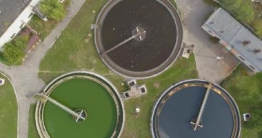 Su arıtma tesisinin üzerinde uçuyor. Yuvarlak şekilli üst görünümü olan atık su arıtma tesisi. Su arıtma tesisleri.