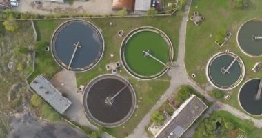 Su arıtma tesisleri. Yuvarlak şekilli üst görünümü olan atık su arıtma tesisi. Su arıtma tesisinin üzerinden uçuyor.