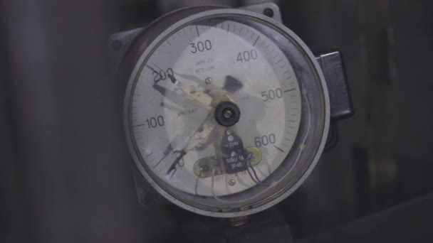 Manómetro en una fábrica, movimiento de flecha en un manómetro industrial. Manómetro industrial — Vídeos de Stock