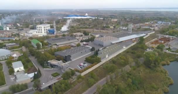 Vista aérea moderna da fábrica. Fábrica com design moderno vista superior. Voo sobre a Fábrica Moderna — Vídeo de Stock