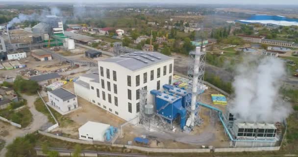 Humo blanco grueso de la planta. Volar sobre una planta moderna. Planta vista superior. — Vídeos de Stock