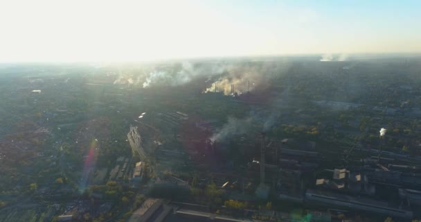工場の煙突からの危険な排出物。大きな植物からの煙。大きな冶金工場の上を飛行します。大規模な植物トップビュー. — ストック動画
