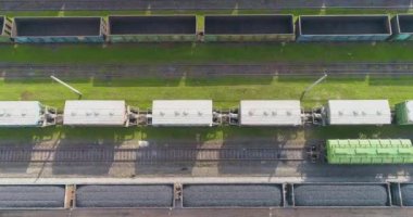 Güneşli havada sanayi demiryolu kavşağı. Yük trenlerinin üzerinden uçuyor. Tren yolu manzaralı..