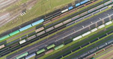 Bir yük treni, yukarıdan dönüşümlü olarak tren istasyonundan geçiyor. Dönüşümlü büyük tren istasyonu çerçevesi