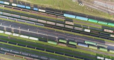 Tren istasyonunun üzerinden uçuş. İstasyondaki yük trenleri. Büyük endüstriyel demiryolu deposu manzarası.