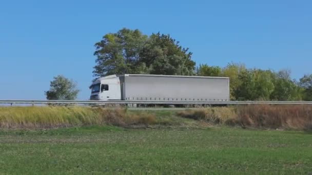 Грузовик едет по дороге за городом, современный грузовой грузовик едет по шоссе — стоковое видео