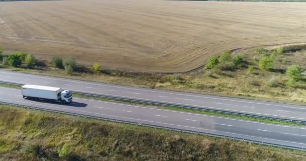 Панорамний вид на дорогу, вантажівки, що їздять по дорозі зверху — стокове відео