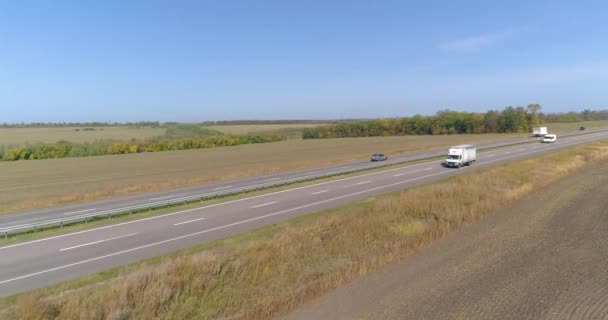 El camión conduce a lo largo de los campos vista superior. Camión conduce a lo largo de los campos en tiempo soleado. Camión conduciendo en una hermosa carretera — Vídeo de stock