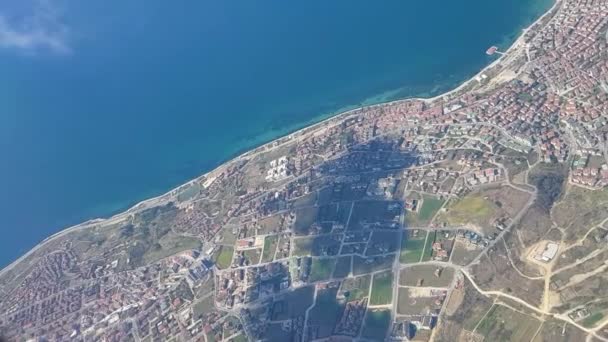 Uçağın penceresinden şehir manzarası. Uçak penceresinden Megapolis manzarası — Stok video