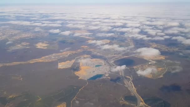 Vista da janela do avião. Skyline através do pórtico em um avião. — Vídeo de Stock