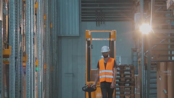 Trabajador de almacén transporta cajas. Trabajador de almacén transporta carga. — Vídeo de stock