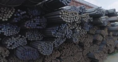 Yuvarlak metal kurusıkı, metal kurusıkı, metal depo. Yuvarlak metal borular.