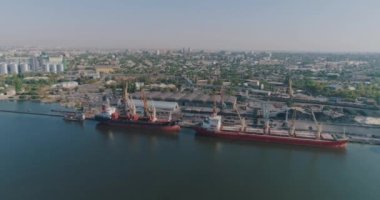 Büyük gemileri ve vinçleri olan kargo limanı. Havadan deniz limanı.