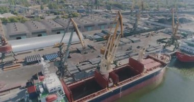 Havadan büyük bir liman. Kargo gemileri limanda.