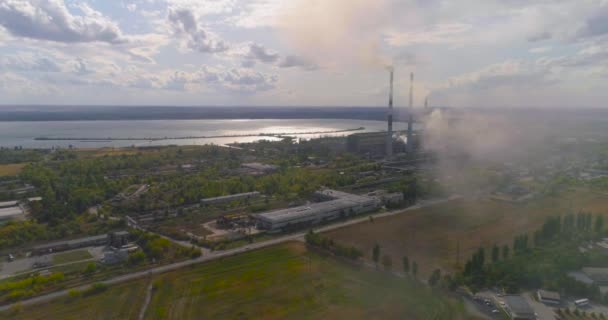 Загрязнение окружающей среды: труба с дымом. Вид с воздуха. Промышленная зона с большой трубой белого дыма выливается из трубы завода. — стоковое видео