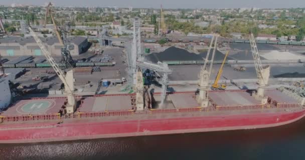 A daru berakodja a rakományt egy száraz teherhajóba. Száraz teherhajó a kikötőben. — Stock videók