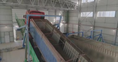 Bir kamyondan ambara buğday boşaltıyorum, asansöre buğday yüklüyorum.