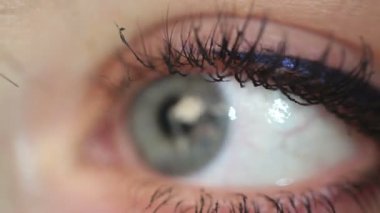 Kadınların gözü kapalı. Kameranın gözlerine yakından bakan bir kadın. Göze yakın çekim