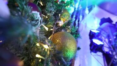 Süslü Noel ağacı. Toplar yılbaşı ağacında. Güzel dekore edilmiş Noel ağacı.