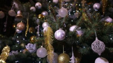 Süslü Noel ağacı. Toplar yılbaşı ağacında. Güzel dekore edilmiş Noel ağacı.