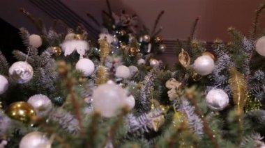 Süslü Noel ağacı. Toplar yılbaşı ağacında. Güzel dekore edilmiş Noel ağacı.
