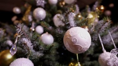 Toplar yılbaşı ağacında. Güzel dekore edilmiş Noel ağacı. Süslü Noel ağacı.