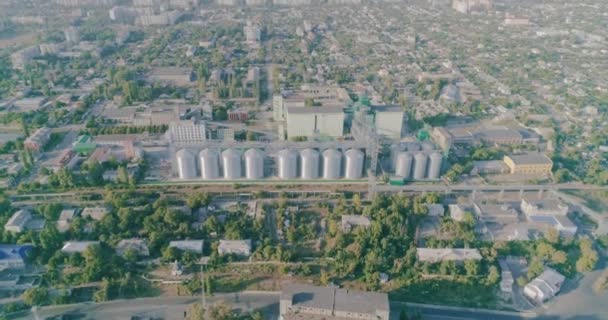 Silo à grains moderne. Stockage du grain dans un ascenseur métallique — Video