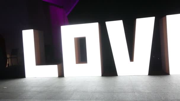 Düğündeki dekoratif kelime "aşk". Sevgililer Günü. Parlak yazıt aşkı. — Stok video