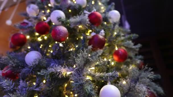 圣诞树上有装饰品。在新年树上打球。装饰得漂亮的圣诞树 — 图库视频影像