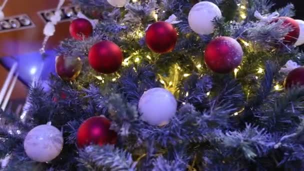 在新年树上打球。装饰得漂亮的圣诞树。圣诞树上有装饰品. — 图库视频影像