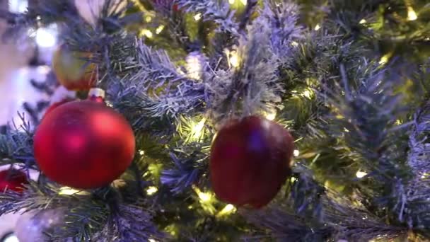 Julgran med dekorationer. Bollar på nyårsträdet. Vackert dekorerad julgran — Stockvideo