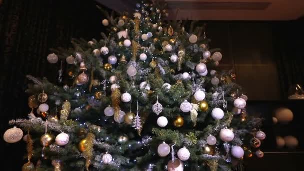 新年の木の上のボール。美しく装飾されたクリスマスツリー。飾り付きクリスマスツリー. — ストック動画
