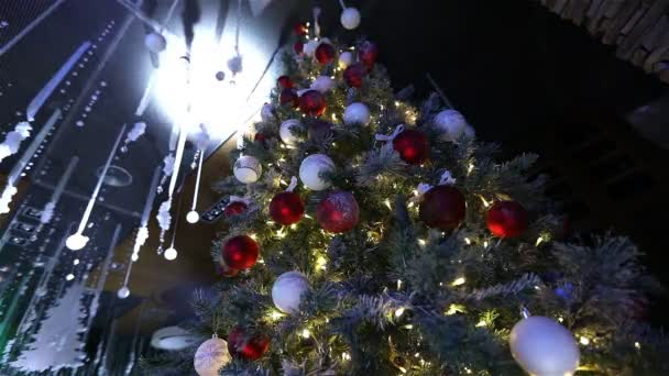 Kerstvakantie. Nieuwjaarsboom, Prachtige versieringen aan de kerstboom — Stockvideo