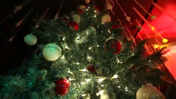 Vackert dekorerad julgran. Julgran med dekorationer. Bollar på nyårsträdet. — Stockvideo