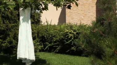 Beyaz gelinlik. Güzel bir gelinlik askıda asılı duruyor. Gelinlik gösterisi.