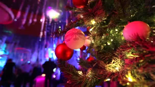 Árbol de Año Nuevo, vacaciones de Navidad. Hermosas decoraciones en el árbol de Navidad — Vídeo de stock