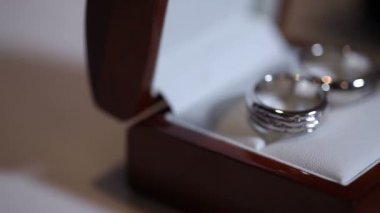 Evlilik yüzükleri kutuda. Mücevherler masada. Güzel dekorasyon