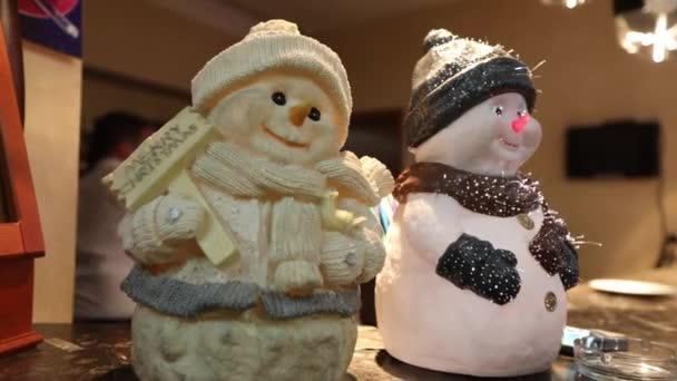 Новогодние атрибуты. Статуя Снеговика. Две статуи снеговика — стоковое видео