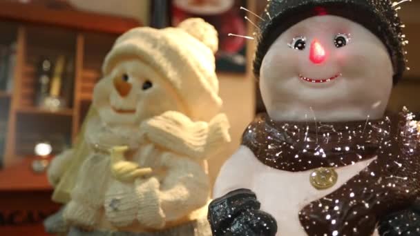Πρωτοχρονιάτικα χαρακτηριστικά. Άγαλμα χιονάνθρωπου. Δύο αγάλματα χιονάνθρωπων — Αρχείο Βίντεο