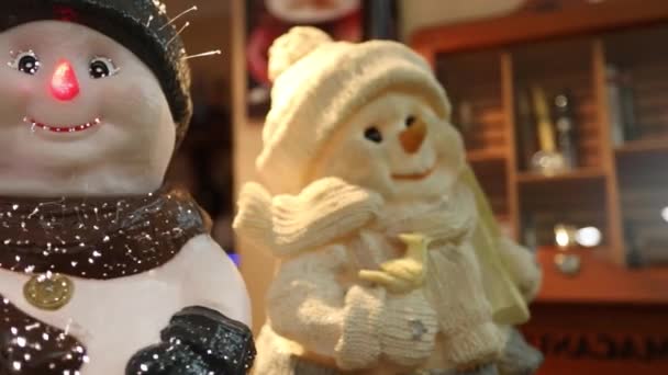 Новогодние атрибуты. Статуя Снеговика. Две статуи снеговика — стоковое видео