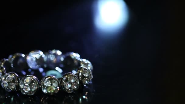 Mücevherler, küpeler. Dekorasyon yakın plan. Pahalı mücevherler. Kutudaki küpeler. — Stok video