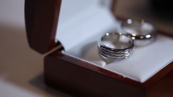Anéis de casamento numa caixa. Jóias na mesa. Bela decoração — Vídeo de Stock