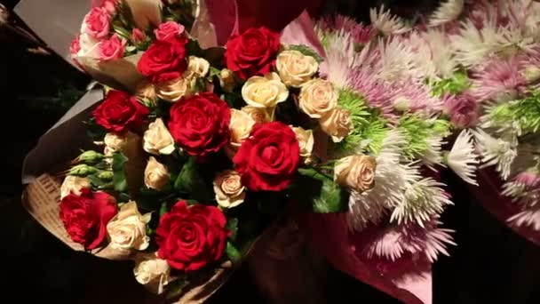 Букет роз в цветочном магазине. Прекрасный букет роз. Букет цветов. — стоковое видео