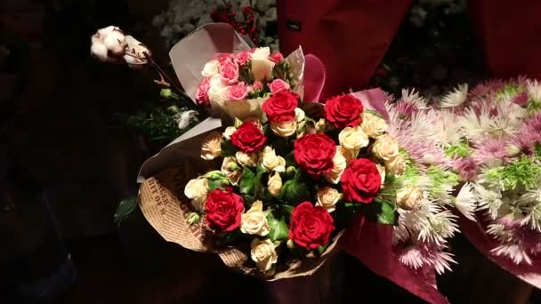 Kytice růží v květinářství. Krásná kytice růží. Kytice květin. — Stock video