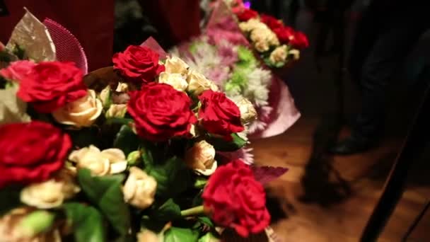 花の美しい花束。花の花束。花屋で花の花束。 — ストック動画