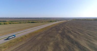 Güneşli havada pistte bir kamyon. Kamyon güzel bir yol boyunca sürüyor. Kargo taşımacılığı