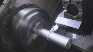 CNC torna makinesi. CNC makinesinde metal bir parça işleniyor. Torna, cnc makinesi